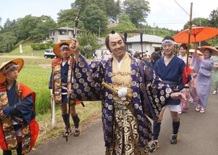 天津木村さん、笑顔で殿様　北上・浮牛城まつり