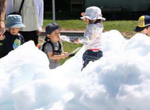 真夏に雪遊び、握りしめると「気持ちいい」　避暑地・軽井沢でも日差し照りつけ気温上昇