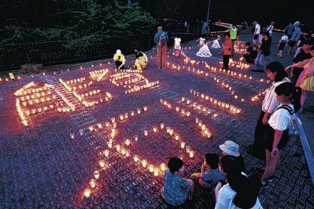 能登復興願う万灯華　鳥越一向一揆まつり　北國花火が盛り上げ