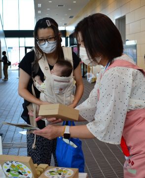 木目の美しさや香りに親しんで　八戸市、県産ヒバ材積み木の配付開始