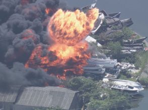 爆発が起き炎の勢い増す…枯れ草火災が近くの建物やヨットなどに引火し炎上 ケガ人や逃げ遅れはなし