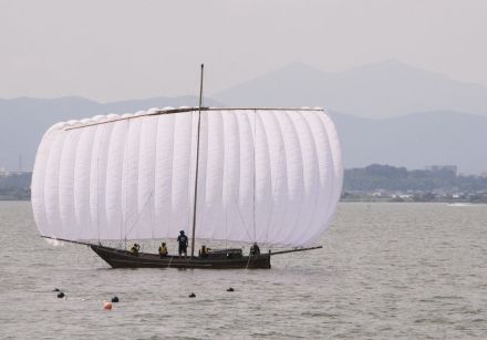 湖面の風受け大きく膨らむ迫力の帆、遊覧船から楽しむ「霞ケ浦の帆引き船」　茨城・土浦　行ってみたい　水のある風景