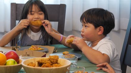 子どもの長期休暇は「昼食代」がかさむ？給食費と比較してみた