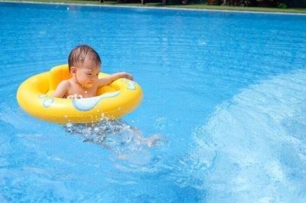 毎年起こる子どもの溺水事故！ 子どもは10センチの水でも溺れることを忘れないで【小児科医監修】