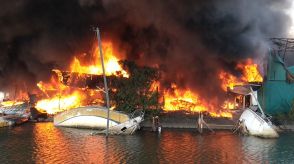 「黒煙と炎が…」複数のボートなどが燃える　川の中州の倉庫で火災　近くで枯草を焼いていて燃え移ったか