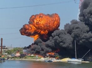 爆発するように炎噴き上がる…川の中州部分で火事 建物や船など燃える 土地所有者が枯れ草燃やし引火か