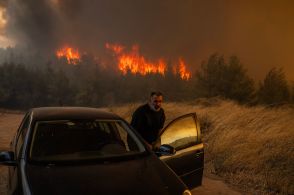 ギリシャ首都に山火事迫る 新たに避難を指示