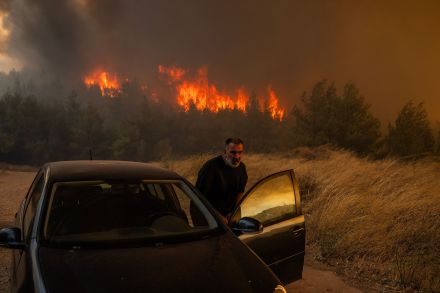 ギリシャ首都に山火事迫る 新たに避難を指示