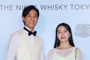 ＜3代目バチェラー友永真也＞妻・岩間恵とホワイトコーデ　パーティーに出席