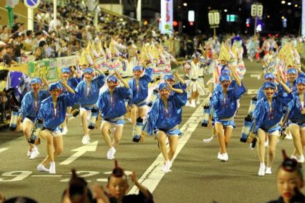 「踊る阿呆」が夏を彩る　地震に備えつつ、徳島市の阿波踊りにぎわう