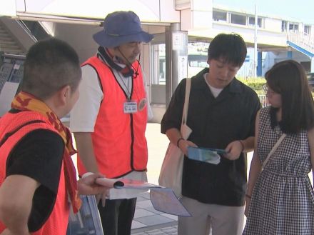 語学等の特技活かす…近鉄鳥羽駅でボランティアが観光案内 南海トラフ臨時情報受けハザードマップも配布