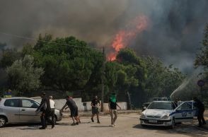 アテネ近郊で山火事、高温・乾燥で延焼拡大