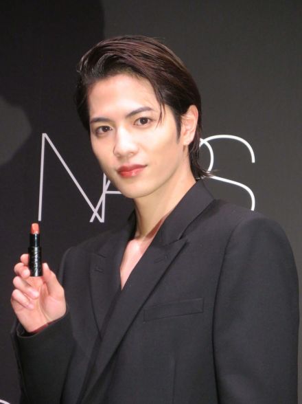 志尊淳「軽い気持ちではできないと」日本人初の「Friend of NARS」就任