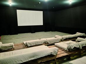 《スクリーンは図工室》丘の上の“廃校映画館”が人口の少ないエリアでも人気を集める“納得の理由”