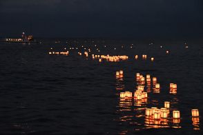 大小632基の灯籠浮かべ内浦湾で海施餓鬼会　鴨川の誕生寺（千葉県）