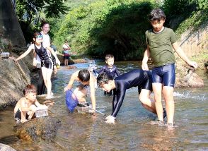 都会の子たちが川遊びやスイカ割り　京都・福知山市の旧小学校でキャンプ