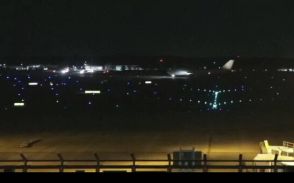 成田空港の滑走路１本を閉鎖　貨物機が緊急着陸、滑走路外に運び出し