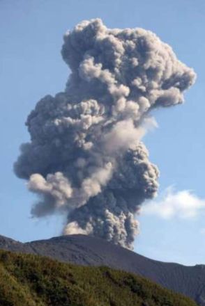 諏訪之瀬島で爆発2回　大きな噴石が400ｍ飛ぶ　噴煙は600ｍまで上がる