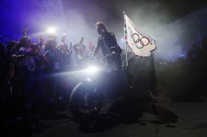 【パリ五輪】ハリウッドから飛び出してきた！ トム・クルーズがバイクにまたがる閉会式でのショット