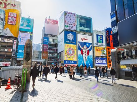 大阪ミナミ「戎橋のチェロ弾き」、逮捕はやり過ぎ？SNSで賛否…刑事弁護士は「違法な逮捕」の可能性指摘