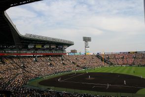 甲子園にアクシデント　タッチアップ“やめた”走者が負傷…立ち上がれず担架でベンチ裏へ