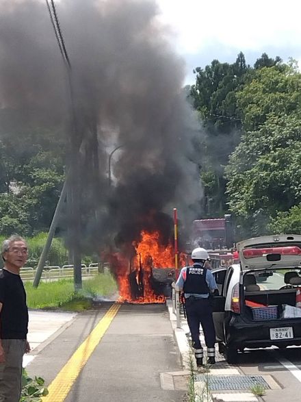 “燃えている車”が蛇行しながら歩道に…国道で“ガスボンベ”を積んだ車が全焼　運転手の76歳男性を救急搬送も意識不明