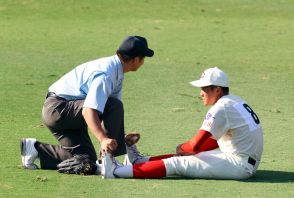 智弁和歌山　審判員が笑顔で足をつった選手に駆け寄る→担架運ばれるまで寄り添い「若くていい感じや」