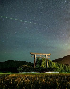 流れ星  一閃 　大鳥居上空にペルセウス座流星群、和歌山県田辺市本宮町