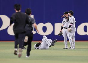 【巨人】ヘルナンデスは今季中の復帰厳しく「左橈骨遠位端骨折」11日中日戦の守備でひねる