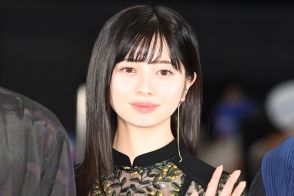 ＜桜田ひより＞透け感ワンピで大人のムード　美脚もちら見せ　ゴールド調ネイルで手元も美しく