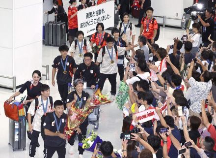 史上最強ニッポンおかえり！　成田で羽田で凱旋フィーバー　列島沸かせた五輪選手団が帰国