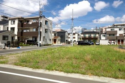 住宅地で目撃した「石に刻まれた文字」が話題　驚きの内容に「過去に相当なことをされたのだろうか」