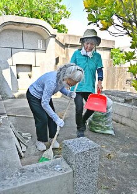 旧盆ウンケー前に家族や親戚らが墓掃除に汗　沖縄・那覇市の識名霊園　連休中に訪れる人も