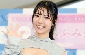 ＜鈴木ふみ奈＞“グラビアレジェンド”の最新写真集は「FLY HIGH」　ギリギリのカーゴパンツ　布一枚も