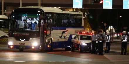 パトカーとバスが接触、けが人報告なし　JR広島駅ロータリー