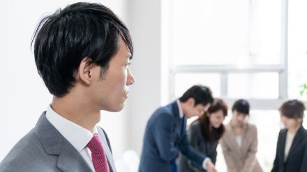 裏切られました…頼りにしていた43歳上司が、社長の前で「まさかの責任転嫁」。32歳サラリーマン「もう誰も信じられない」と意気消沈