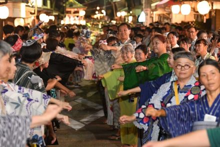 郡上おどりの「徹夜おどり」始まる　明け方までおはやしとげたの音響く