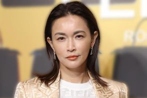 ＜長谷川京子＞「たまにはヘソ出しファッションもします」　美ウエストちらり　「オシャレ可愛い」「美しすぎます」の声