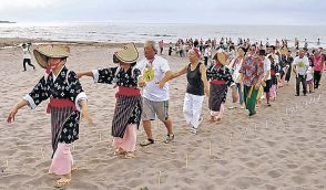 広がった砂浜、復興の踊り手　珠洲・馬緤で砂取節まつり