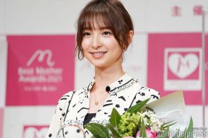 篠田麻里子、2種類のSEXY水着姿披露 家族帰省のプライベートショットに反響「完璧スタイル」「女神」