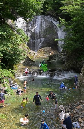 滝つぼで涼を満喫　「迫力満点」　山形・関山大滝、親子連れらに人気