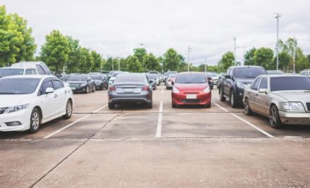 「地方勤務」になり通勤車を検討しています。中古の軽自動車なら毎月のコストはどれくらいですか？ アパートに無料駐車場が付いているので停める場所には困りません。