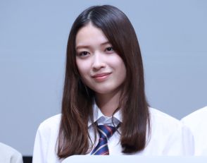 ＜茅島みずき＞セブンティーンモデルがミニスカ制服姿で美脚すらり　高校生役演じる連ドラの会見で