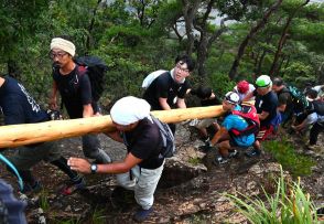 「わっしょい」と丸太担いで山頂へ　栃木・足利石尊山で伝統の梵天祭り　五穀豊穣など祈願