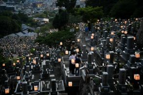 京都の大谷祖廟で「東大谷万灯会」　提灯ともし、墓参りの足元照らす