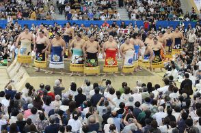 関取衆 気迫の取組　大相撲花巻場所・観客3300人　人気、郷土力士に大歓声　岩手