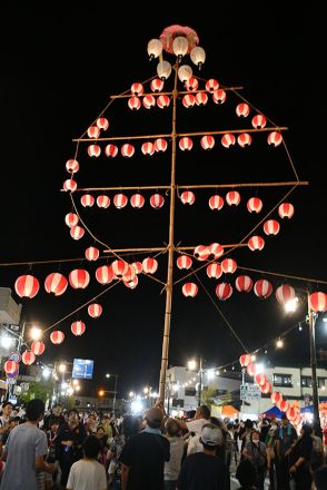 冥福祈り鮮やか燈立　せんまや夜市　岩手・一関