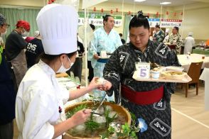 「推しメシ」力士に好評　茨城・牛久の専門学生調理　二所ノ関部屋招き交流