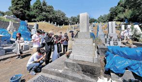 復興願い墓参り　氷見市営村上墓地