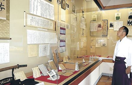 戦没者の遺書に見入る　富山・護国神社「遺芳館」　１５日終戦の日